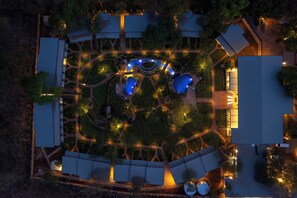 2 개의 야외 수영장, 일광욕 의자