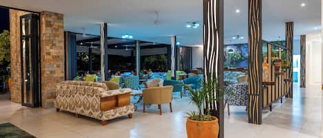 2 bars/lounges, een poolbar
