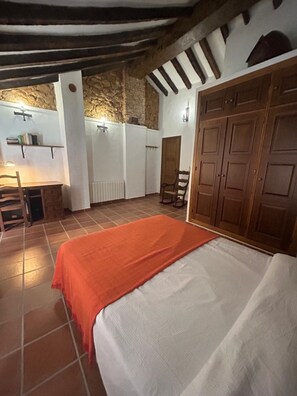 2 bedrooms, iron/ironing board, bed sheets