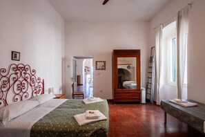 3 عدّة غرف نوم وسرير سفر وواي فاي وملاءات أسرّة