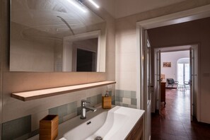 تجهيزات دش، مستلزمات مجانية للعناية الشخصية، مجففات شعر، مراحيض شطف