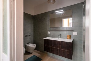 تجهيزات دش، مستلزمات مجانية للعناية الشخصية، مجففات شعر، مراحيض شطف