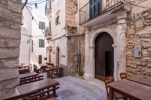 تناول الطعام بالخارج