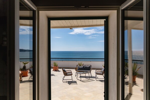 صورة غير مصنفة، 1 من 72، زرّ