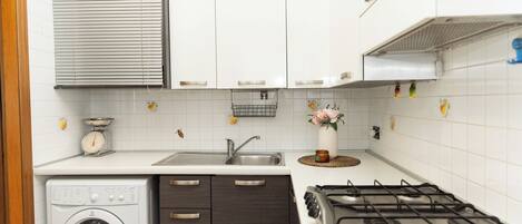 Refrigerador, horno, placa de cocina, cafetera/tetera
