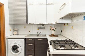 KĂŒhlschrank, Ofen, Herdplatte, Wasserkocher mit Kaffee-/Teezubehör