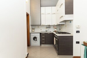 Frigorífico, horno, placa de cocina y cafetera o tetera