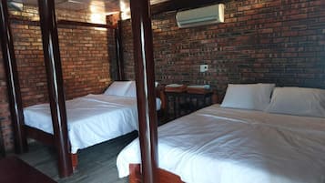 Kamar Quadruple Deluks, pemandangan kebun | Wi-Fi gratis dan seprai linen
