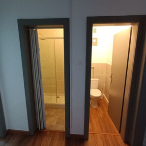 SĂšche-cheveux, serviettes fournies, savon, papier toilette