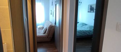 1 habitación, tabla de planchar con plancha, wifi y ropa de cama