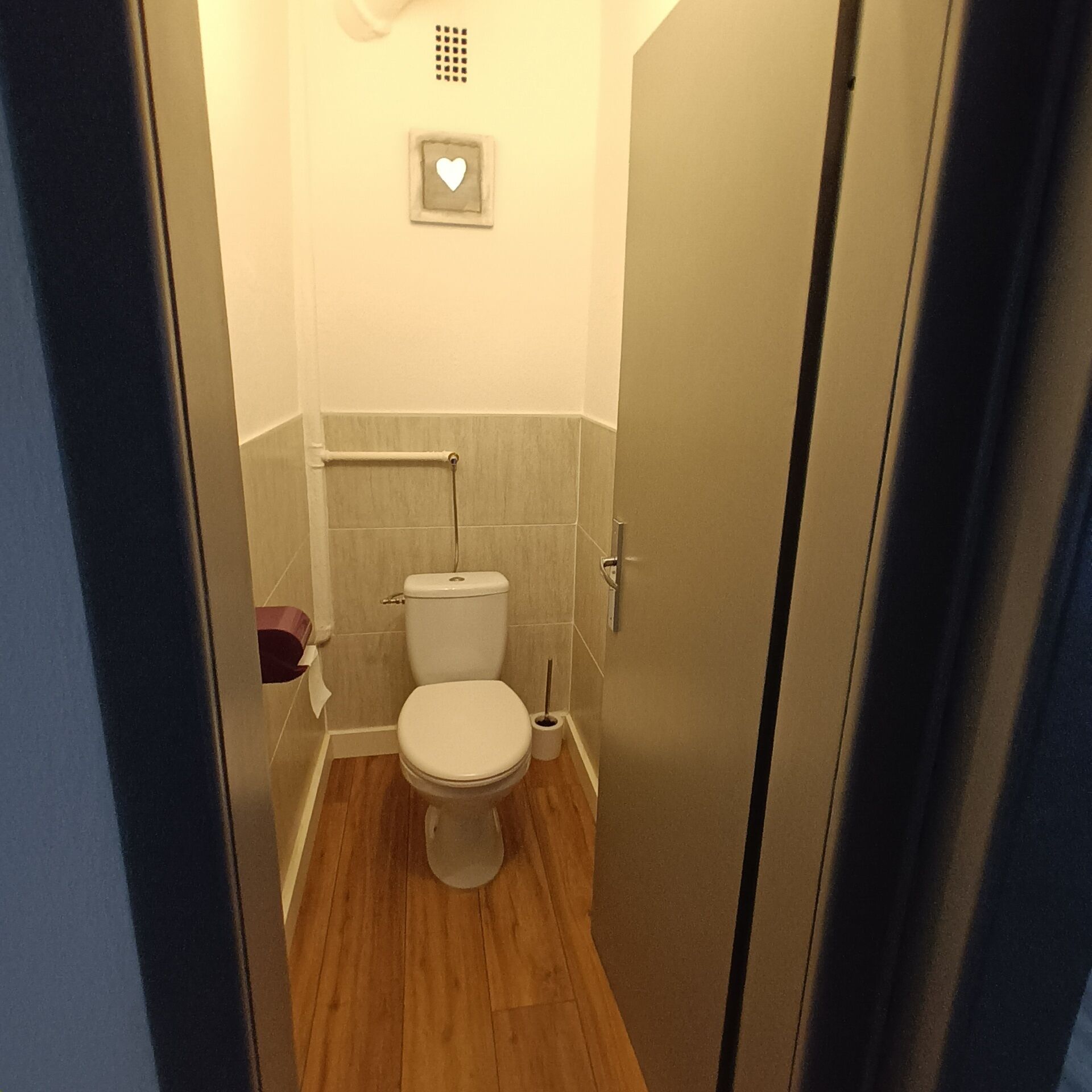 Een haardroger, handdoeken, zeep, toiletpapier