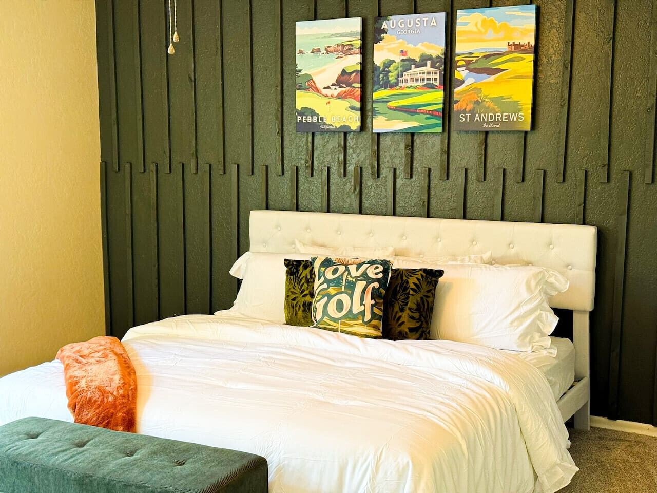 Een bureau, een strijkplank/strijkijzer, reisbedje, gratis wifi