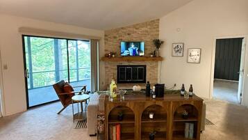 Una Smart TV, una chimenea