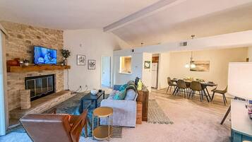 Smart-tv en een open haard