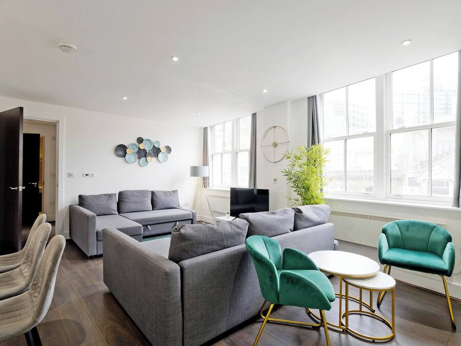 Appartement, 2 slaapkamers | Woonruimte | Een 42-inch smart-tv met digitale zenders