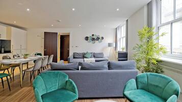 Leilighet, 2 soverom | Oppholdsområde | En 42-tommers smart-TV med digitale kanaler