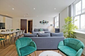 42-inch Smart TV with digital channels - Imperial Liverpool Street Apartments (London)