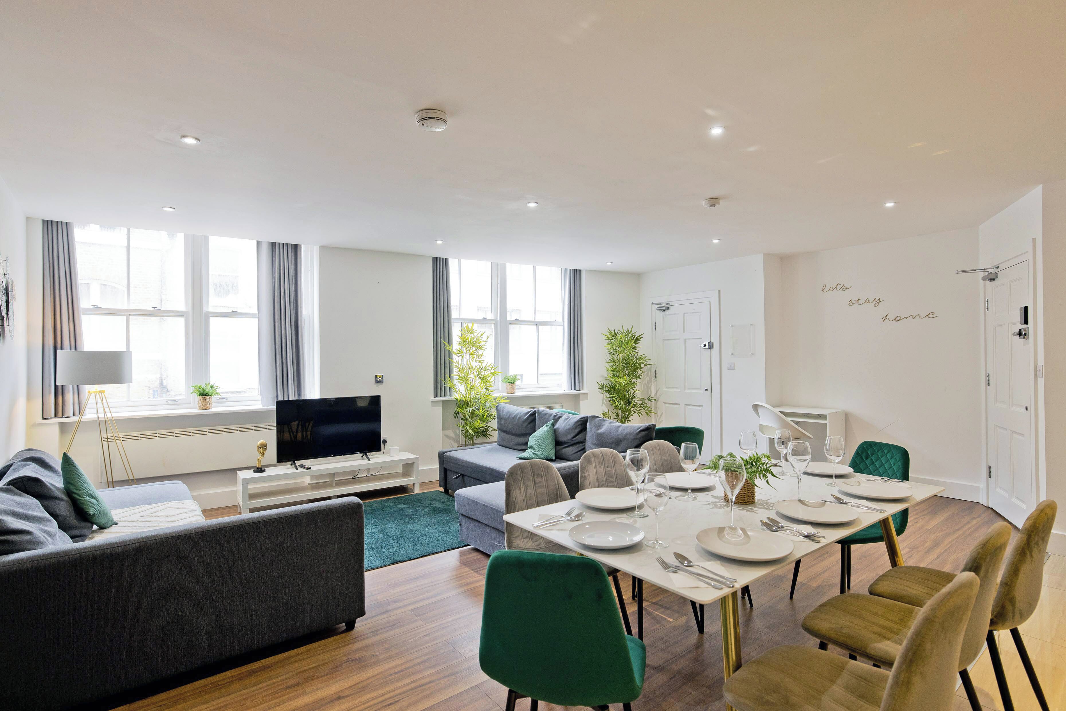 Apartment, 2 Schlafzimmer | Wohnbereich | 42-Zoll-Smart-TV mit Digitalempfang