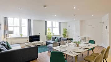 Apartment, 2 Schlafzimmer | Wohnbereich | 42-Zoll-Smart-TV mit Digitalempfang
