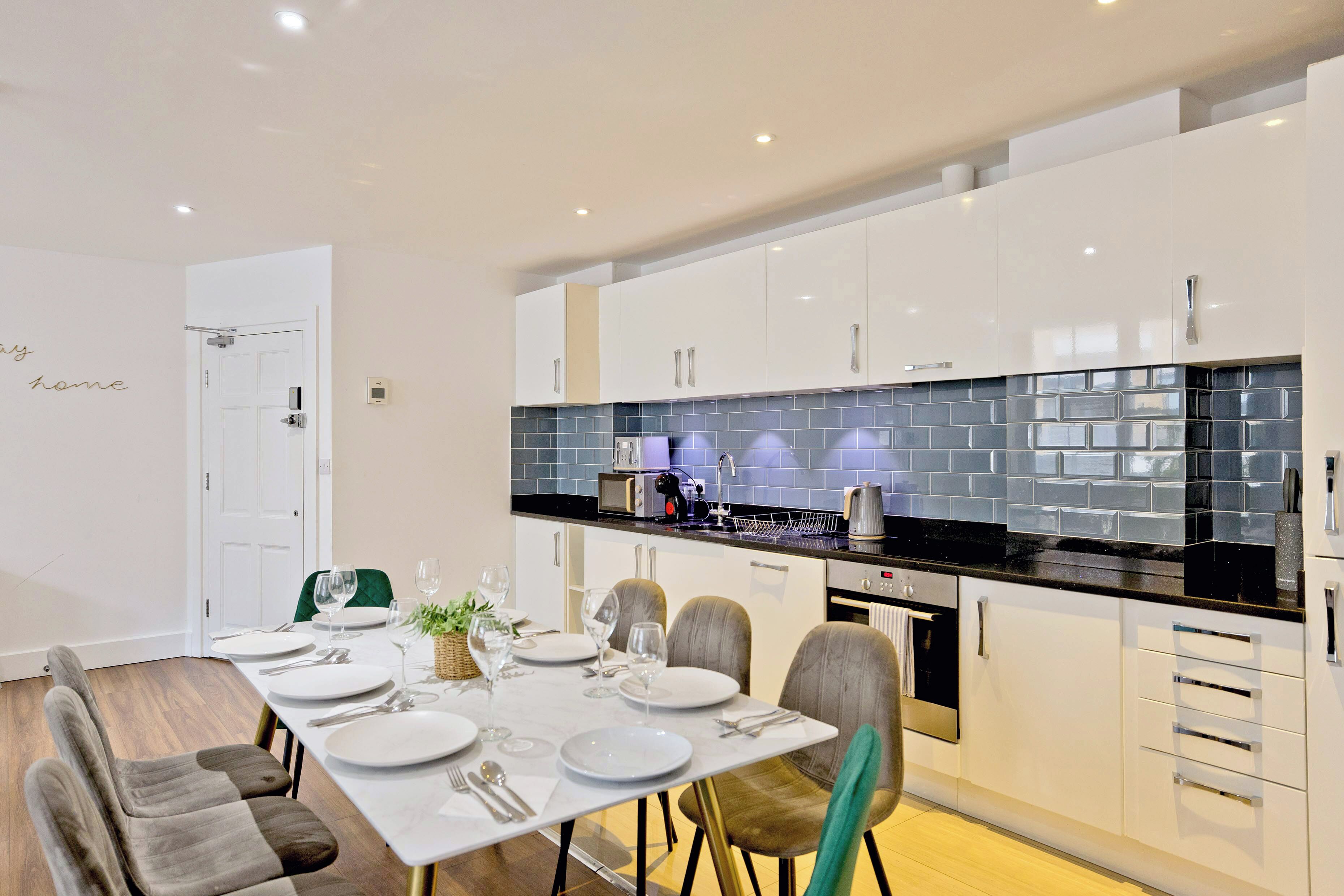Apartamento, 2 habitaciones | Zona de estar | Smart TV de 42 pulgadas con canales digitales