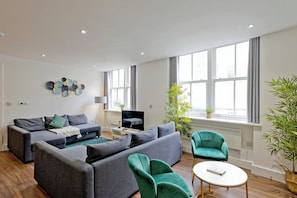 Appartement, 2 slaapkamers | Woonruimte | Een 42-inch smart-tv met digitale zenders