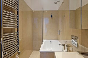 Apartment, 1 Bedroom | Bilik Mandi | Pengering rambut, tuala disediakan, sabun, tisu tandas 