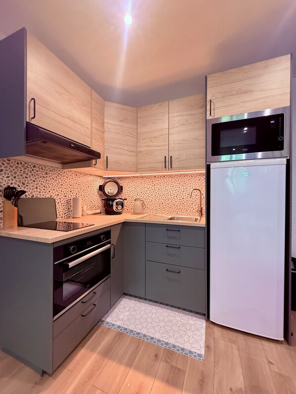 Refrigerador, microondas, horno y parrilla de estufa 