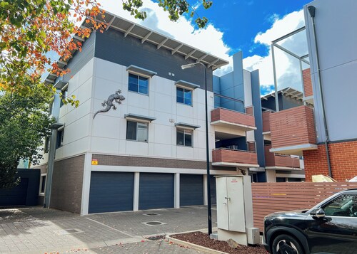 Stylish 2BR Holiday Apartment in Findon
8min to the AirPort, 1min walk to shops.