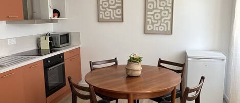 Micro-ondes, four, plaque de cuisson, lave-vaisselle