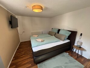 3 habitaciones, tabla de planchar con plancha, wifi y ropa de cama