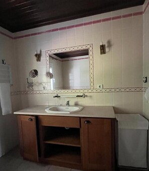 Sèche-cheveux, serviettes fournies, savon, papier toilette