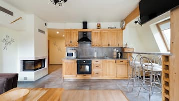 Apartemen (A 6) | Dapur pribadi | Lemari es, kompor, ketel listrik, dan peralatan masak/sendok-piring