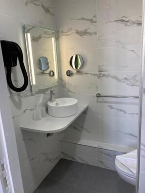 Classic Double Room, City View | Bathroom | Shower, free toiletries, hair dryer, soap - Hôtel Coeur de Loire (Nantes)