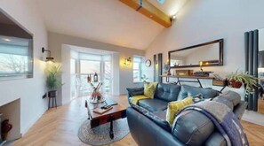 Smart TV, fireplace, music library, stereo - Ocean View Cottage - Mumbles (Mumbles)