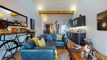 Smart TV, fireplace, music library, stereo