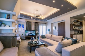 Smart TV, fireplace