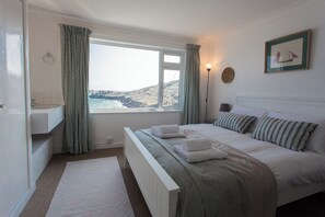 3 chambres, fer et planche à repasser, Wi-Fi, draps fournis