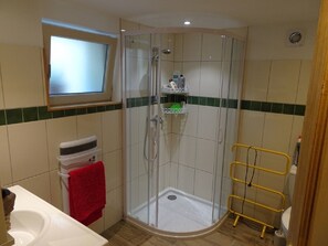 Dusche, Haartrockner, Handtücher, Seife