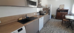 Private kitchen - 2 bedroom apartment with terrace- Wifi in the heart of Levroux (Levroux)