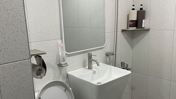 Basic Twin Room | Bathroom | Hair dryer, towels, soap, shampoo