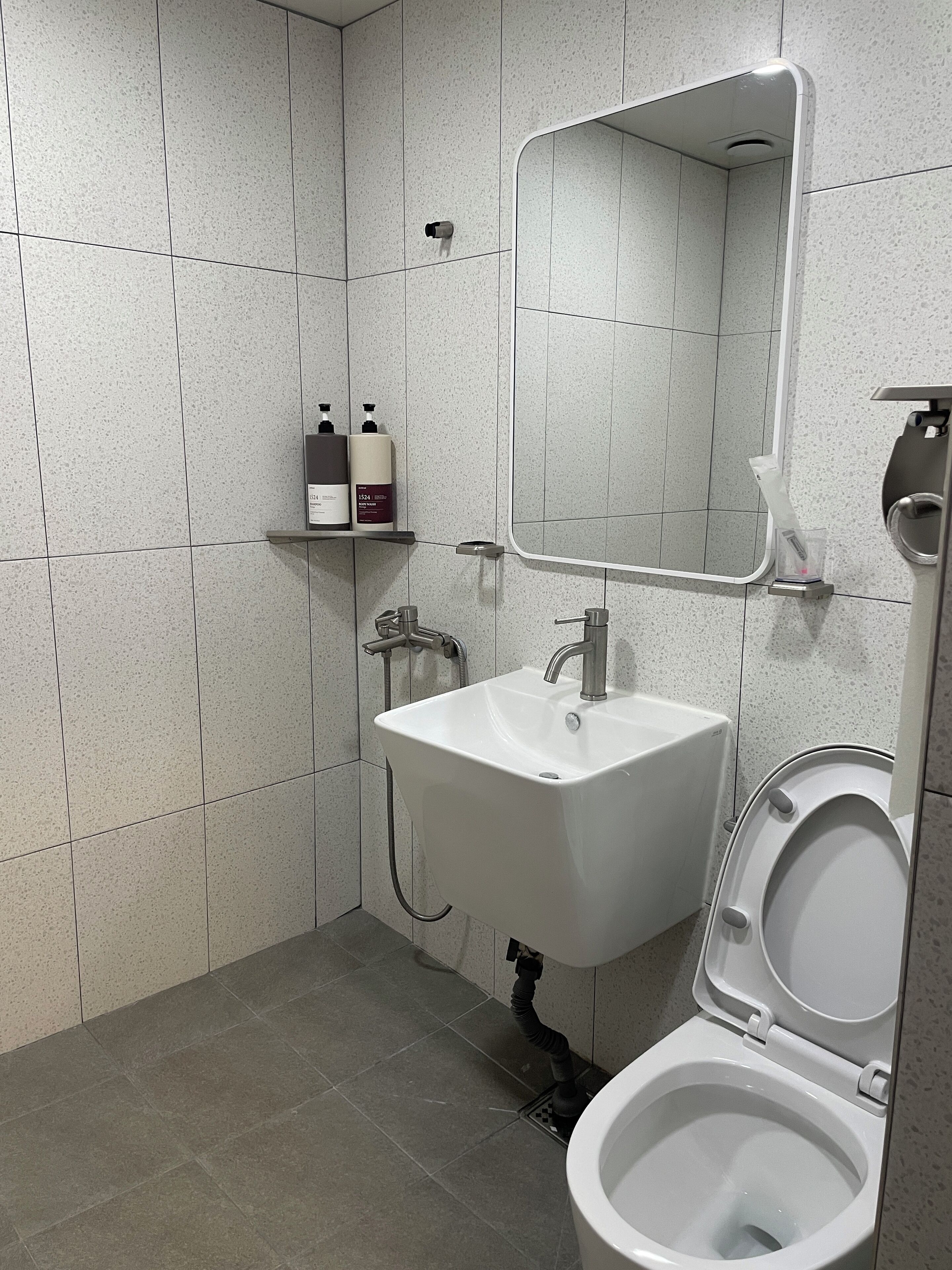 Basic Twin Room | Bathroom | Hair dryer, towels, soap, shampoo