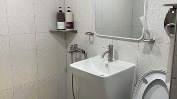 Basic Twin Room | Bathroom | Hair dryer, towels, soap, shampoo
