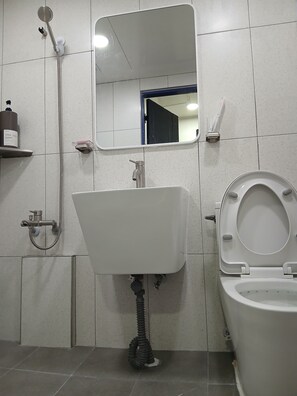 Basic Double Room | Bathroom | Hair dryer, towels, soap, shampoo - SRR STAY (Gwangmyeong)