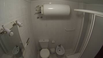 Een bidet, handdoeken, zeep, toiletpapier