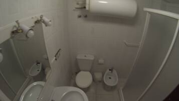 Een bidet, handdoeken, zeep, toiletpapier