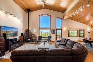 Living area - Monthly Lease - Infinity Ridge by Tahoe Getaways - 3BR, Well Travelled Dog Considered. (Truckee)