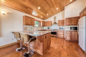 Kjøleskap, mikrobølgeovn, ovn og kokeplater