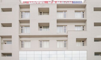 Un edificio de hotel de varios pisos con un cartel que indica habitaciones disponibles.
