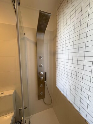Douche, sĂšche-cheveux, bidet, serviettes fournies
