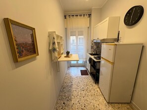 Kühlschrank, Mikrowelle, Herdplatte, Kochgeschirr/Geschirr/Besteck